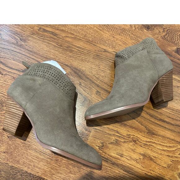 Violet and Red Women's Jackson Laser Cut Faux Suede Ankle Boots Green Sz 9 NWOB - Picture 1 of 9